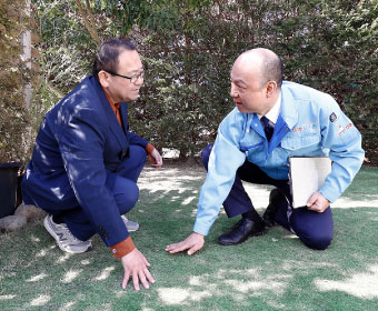 現地でお庭の調査をしている写真