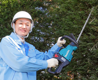 お庭の剪定作業をしている写真